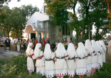Българи и гърци се хващат на едно хоро под звездите на „Мистериите на Хухла