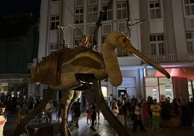 Гигантски пернат лопатар превзе Главната на Пловдив за откриването на TheatAir