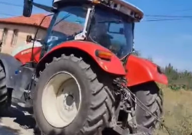 Непълнолетен кара трактор край Пловдив ВИДЕО