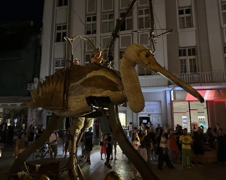 Гигантски пернат лопатар превзе Главната на Пловдив за откриването на TheatAir