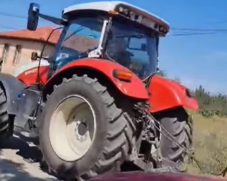 Непълнолетен кара трактор край Пловдив ВИДЕО