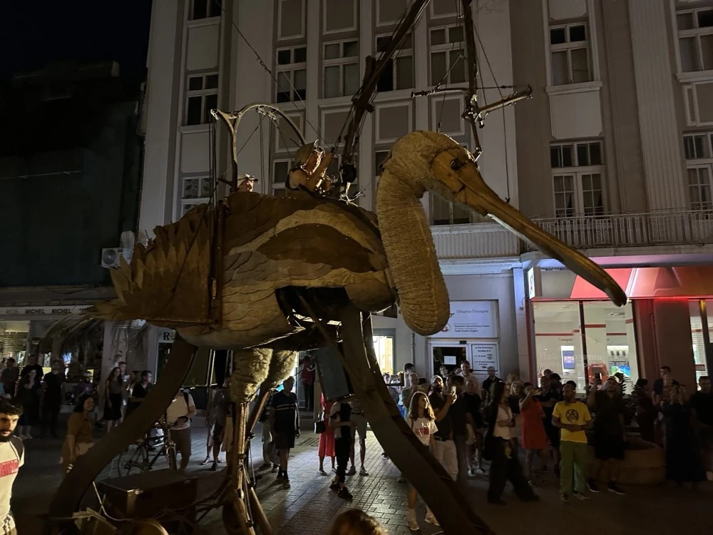 Гигантски пернат лопатар превзе Главната на Пловдив за откриването на TheatAir