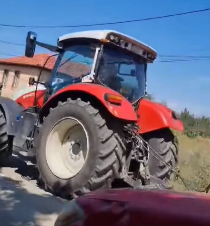 Непълнолетен кара трактор край Пловдив ВИДЕО