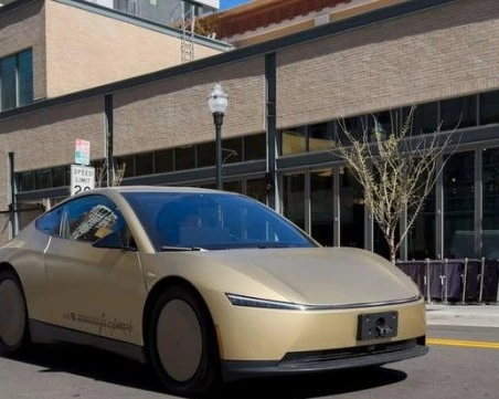 Само часове след старта: Властите започнаха разследване на Tesla Cybercab без волан и педали
