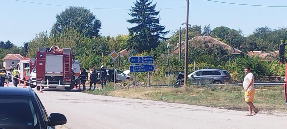 Жена загина при тежка катастрофа край Полски Тръмбеш, медицински хеликоптер транспортира пострадала