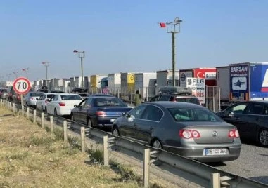 Километрични опашки на „Капитан Андреево, преминаването отнема часове