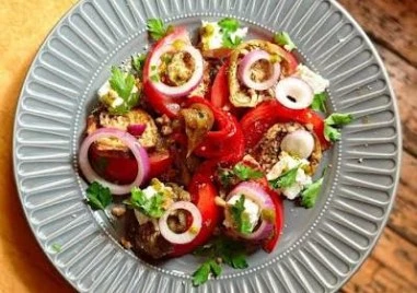 Салата с печени чушки, сирене, орехи и меден дресинг