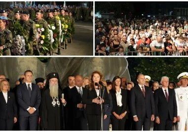 Заря-проверка озари небето над Пловдив, стотици се стекоха на площад „Съединение за празника СНИМКИ