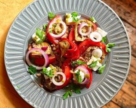 Салата с печени чушки, сирене, орехи и меден дресинг