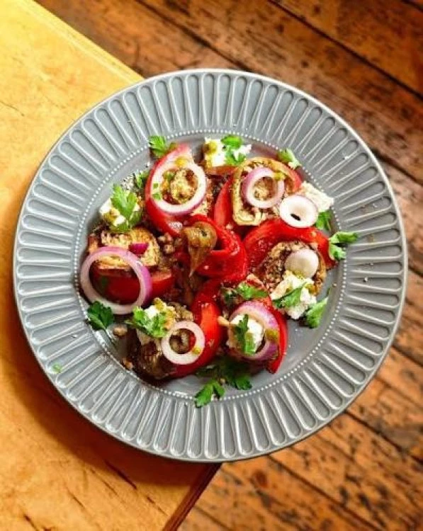 Салата с печени чушки, сирене, орехи и меден дресинг