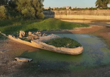 Ниските води на Дунав край Русе разкриха вековен параход