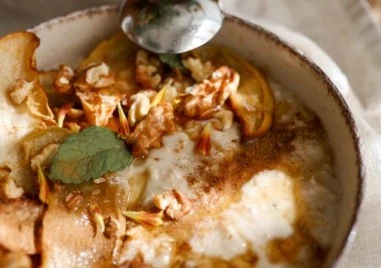Овесена закуска с ябълка, орехи и канела