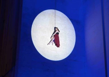 Светлинно шоу и танц по фасадата на Пощата закри TheatAir