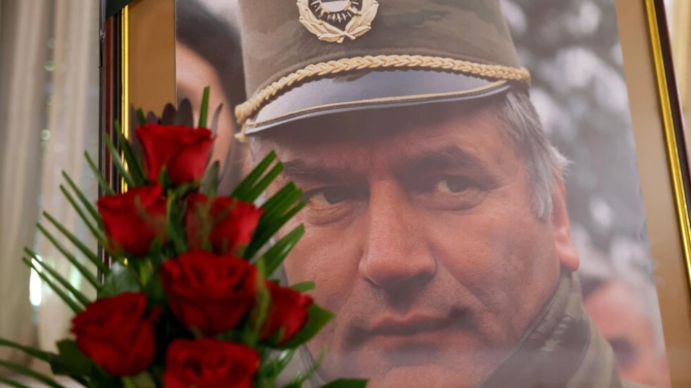 Погребват Ратко Младич с военни почести в Белград, ЕС осъди прославянето му СНИМКИ