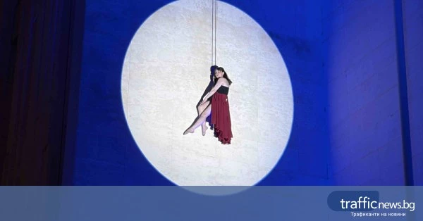 Светлинно шоу и танц по фасадата на Пощата закри "TheatAir"