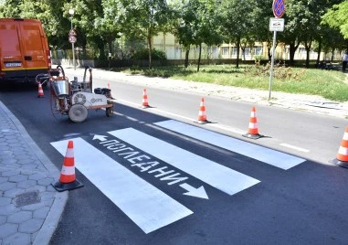 Обновяват пешеходните пътеки край училища и детски градини в Пловдив преди 15-и септември