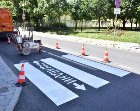 Обновяват пешеходните пътеки край училища и детски градини в Пловдив преди 15-и септември