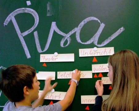 Провал на PISA 2025: БГ учениците последни в ЕС по четене, математика, природни науки