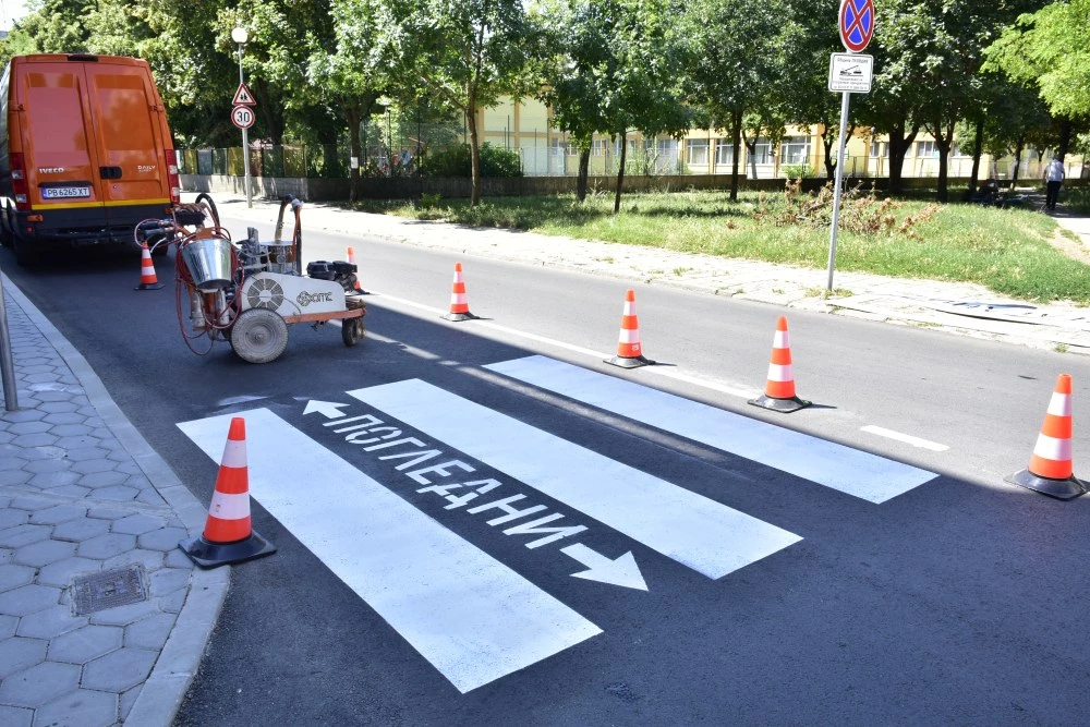 Обновяват пешеходните пътеки край училища и детски градини в Пловдив преди 15-и септември
