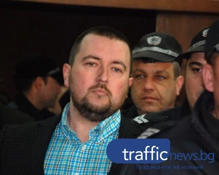 Дегизиран с маска и нова визия: Адвокат Владимир Елдъров пристигна в съда под охрана срещу камерите, делото пак пропадна