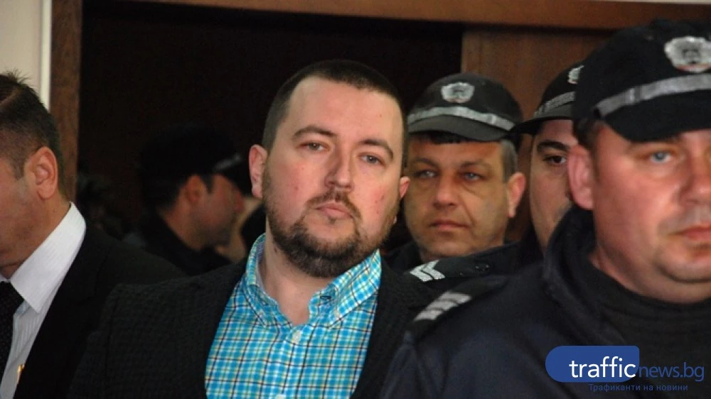 Дегизиран с маска и нова визия: Адвокат Владимир Елдъров пристигна в съда под охрана срещу камерите, делото пак пропадна