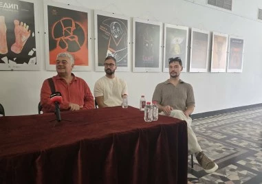 Английски прозорец на Рей Куни сее трупове в Пловдивския театър