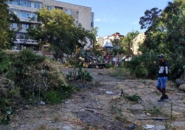 Багер заравни и започна да копае терена на бул. Марица, сложиха и табела за строителство от 2025 г.