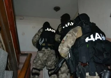 Мащабна акция за злоупотреби: Маскирани обискират аптеки и складове за лекарства в 12 области на страната