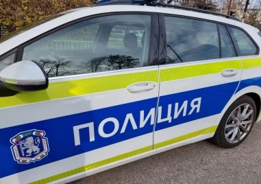 Мъж удари и извади нож срещу полицаи