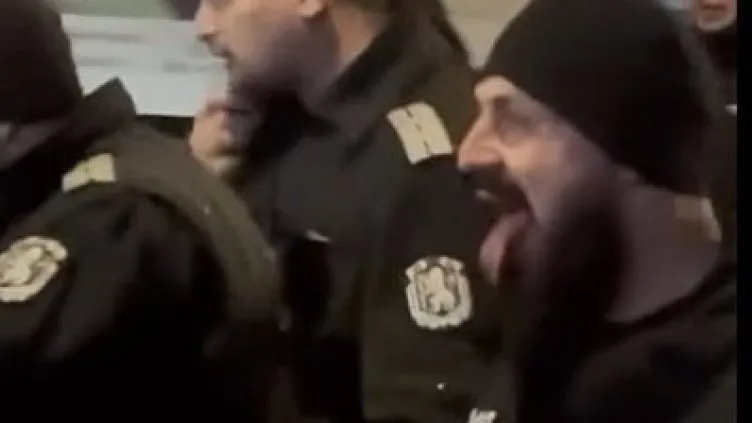 Плезещият се полицай от протестите се е самоубил
