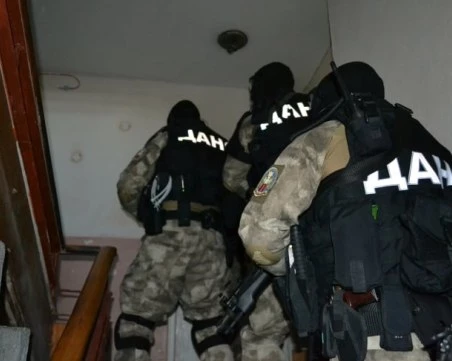 Мащабна акция за злоупотреби: Маскирани обискират аптеки и складове за лекарства в 12 области на страната