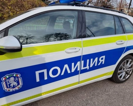 Мъж удари и извади нож срещу полицаи