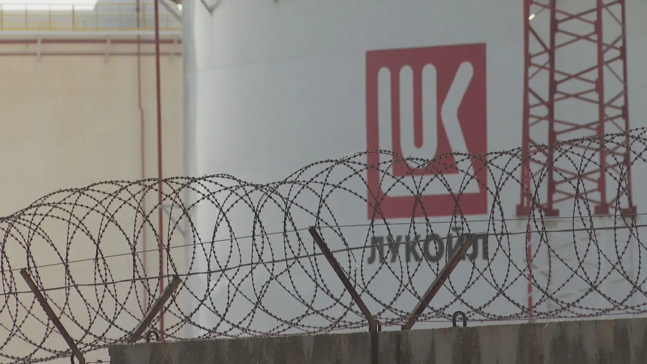 Проверяват централата на „Лукойл Нефтохим