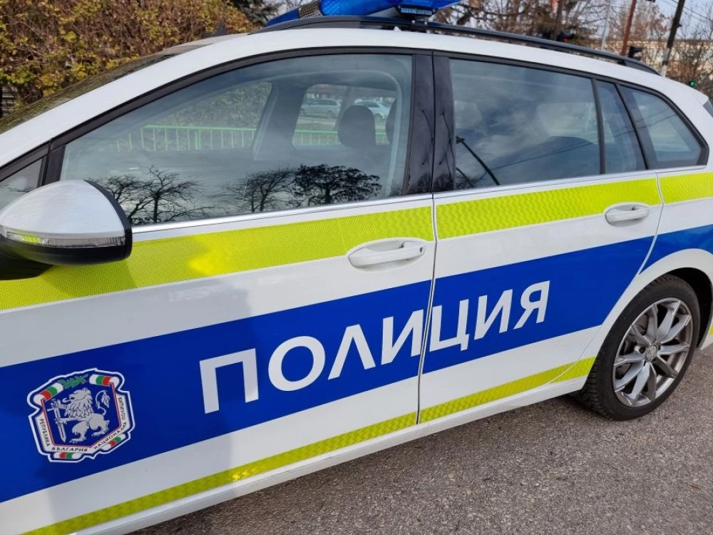 Мъж удари и извади нож срещу полицаи