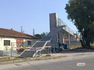 Монтират стълбите на пасарелката до Младежкия хълм