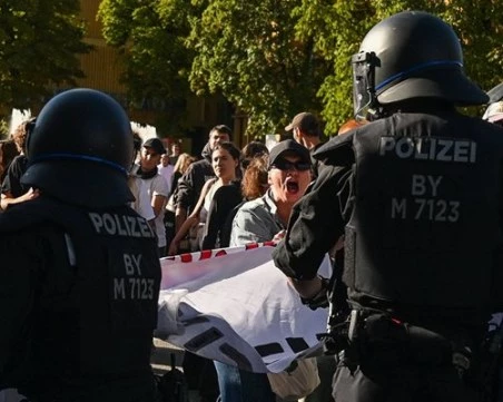 Хиляди протестираха в Германия след победата на 