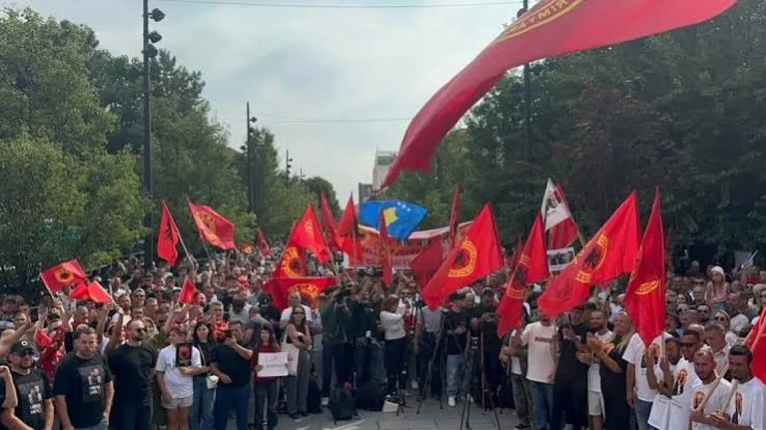 Масови протести в Прищина: Десетки хиляди поискаха свобода за бившия президент на Косово Хашим Тачи