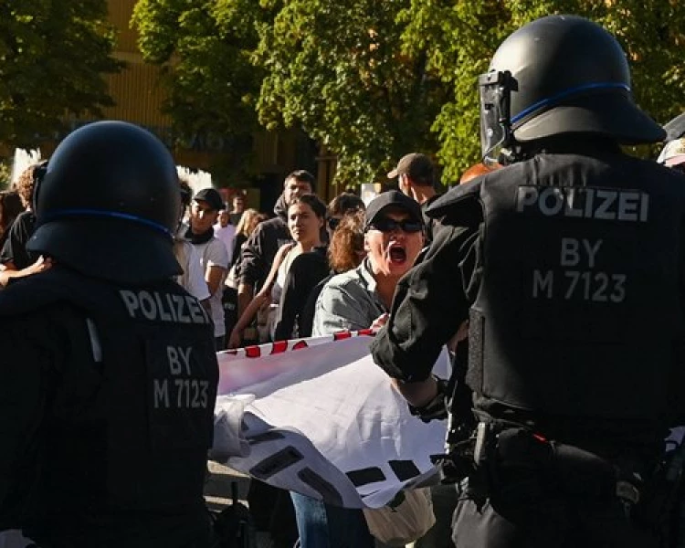 Хиляди протестираха в Германия след победата на 