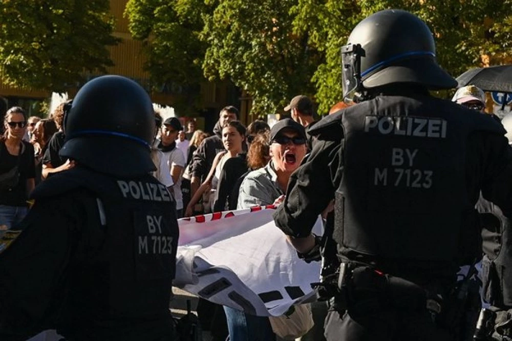 Хиляди протестираха в Германия след победата на 