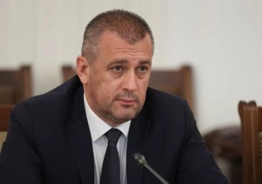 Министърът на транспорта: Военните самолети носят бизнес на държавата