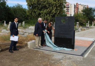 Откриха тържествено възстановената алея и новия монументален знак в Еврейския гробищен парк в Пловдив