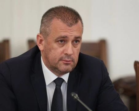 Министърът на транспорта: Военните самолети носят бизнес на държавата