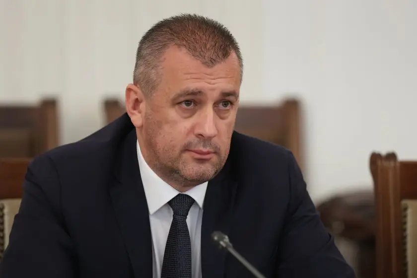 Транспортният министър: Няма военните самолети на български летища, които да участват в операции