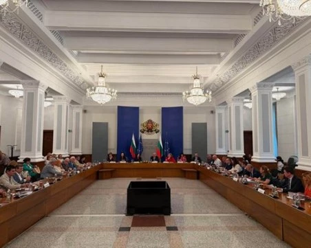 Държава и синдикати против децата над 16 г. да започват работа само с уведомление