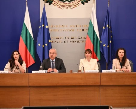 Линията на бедност през 2027 г. ще бъде 443 евро