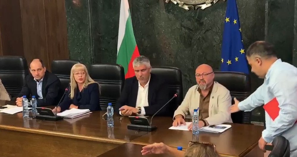 Брифингът на Прокуратурата за Петрохан-Околчица започна със скандал, обвинението: Няма чуждо присъствие при смъртта им