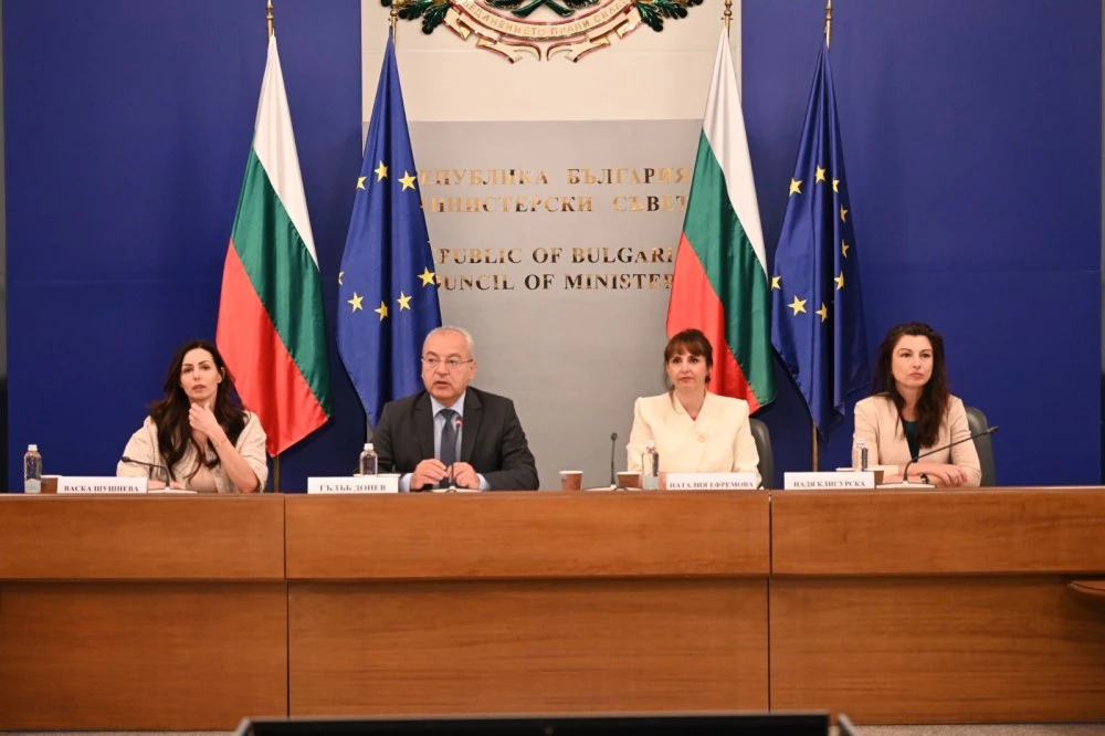Линията на бедност през 2027 г. ще бъде 443 евро