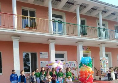 С усмивки, благотворителна инициатива и нова яслена група започна учебната година в община Хисаря