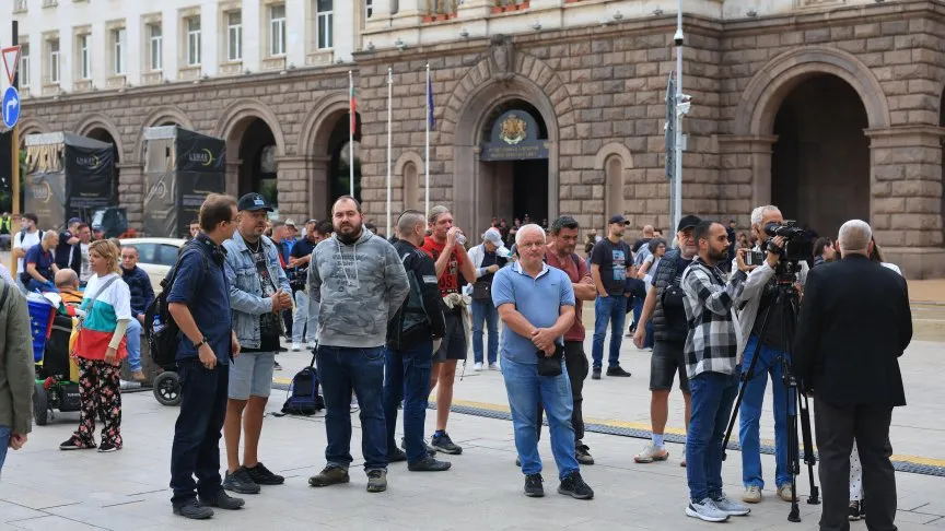 Протест пред Министерски съвет иска оставката на правителството на Радев