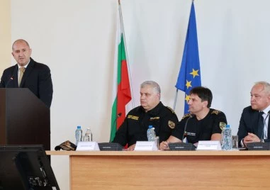 Радев поиска от полицаите да изглеждат добре и да говорят английски